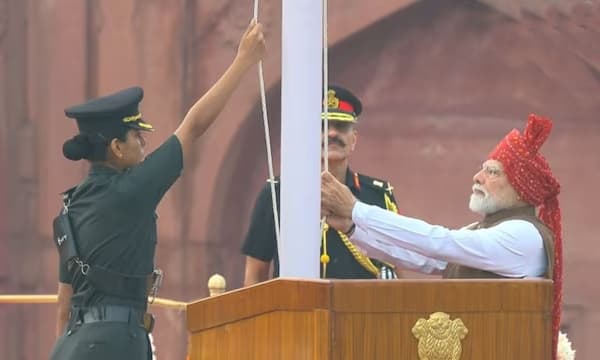 ചെങ്കോട്ടയിൽ നാരി ശക്തി'യുടെ പ്രതിഫലനം; പ്രധാനമന്ത്രിക്ക് തൊട്ടടുത്ത് നിന്ന വനിതാ ആർമി ഓഫീസർ ആരാണ്?