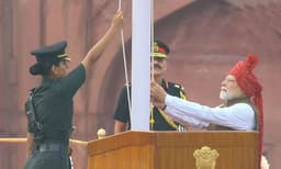 ചെങ്കോട്ടയിൽ നാരി ശക്തി'യുടെ പ്രതിഫലനം; പ്രധാനമന്ത്രിക്ക് തൊട്ടടുത്ത് നിന്ന വനിതാ ആർമി ഓഫീസർ ആരാണ്?