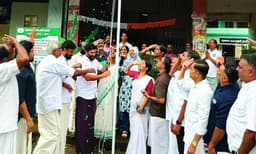 വി.ടി. ബല്‍റാം ദേശീയപതാക ഉയര്‍ത്തിയത്‌ ലുങ്കി ധരിച്ച്‌; സ്വാതന്ത്ര്യദിനാഘോഷം വിവാദത്തിലേക്ക്‌
