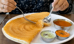 ദോശ കഴിക്കാനും ഇനി ക്ലാസ് വേണോ? ഫോർക്കും സ്പൂണും ഉപയോഗിച്ച് കഴിക്കേണ്ട രീതിയുമായി എറ്റിക്കറ്റ് പരിശീലകൻ
