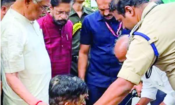 റോഡില്‍ കുഴഞ്ഞുവീണയാള്‍ക്ക്‌ താങ്ങായി ഗവര്‍ണര്‍