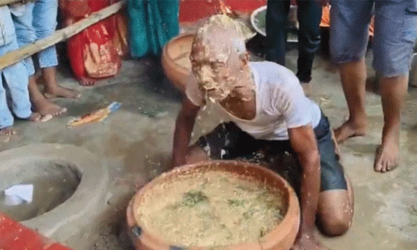 പുല്ലും വൈക്കോലും തിന്ന് 70 കാരൻ; നാഗപഞ്ചമി ചടങ്ങിനിടെ വിചിത്ര കാഴ്ച, വീഡിയോ വൈറൽ