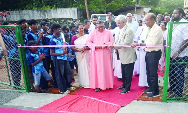 കളി പുതിയ കോര്‍ട്ടില്‍