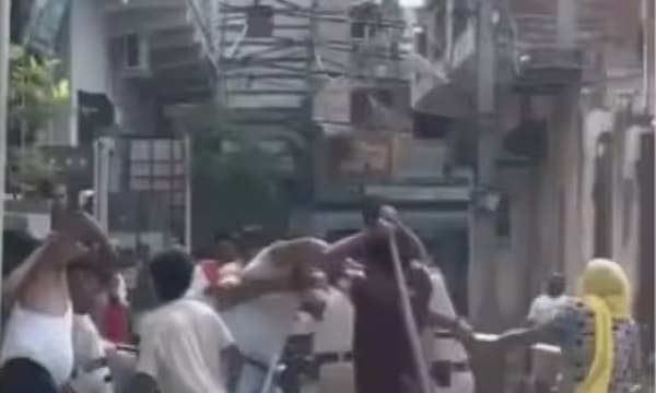 രേഖകളില്ലാത്ത ബൈക്ക് പിടിച്ചെടുത്തതിന് പൊലീസുകാർക്ക് മർദ്ദനവും മുളകുപൊടിയേറും!