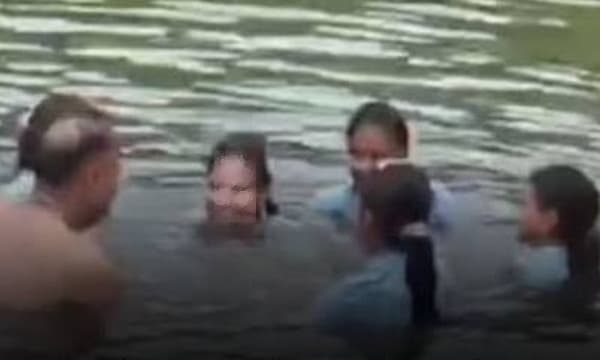 പെൺകുട്ടികൾക്കൊപ്പം ഡാമിൽ കുളി! വീഡിയോ വൈറലായതോടെ പ്രിൻസിപ്പലിന് സസ്പെൻഷൻ