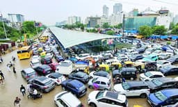കനത്ത മഴയില് മുങ്ങി ഡല്ഹി;
15 വിമാനങ്ങള് വഴിതിരിച്ചുവിട്ടു