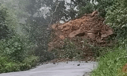 കണ്ണൂരില്‍  മണ്ണിടിച്ചിൽ: യാത്രക്കാർ രക്ഷപ്പെട്ടത് തലനാരിഴയ്ക്ക് , സ്ഥലത്ത് ഗതാഗത തടസ്സം
