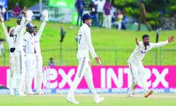 വിടാതെ , ലങ്കയ്‌ക്ക് ഫോളോ ഓണ്‍ ഭീഷണി 