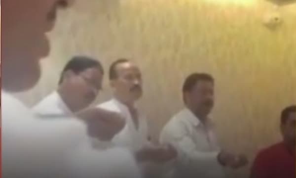 കൈക്കൂലി ‘സത്യസന്ധമായി’ പങ്കുവയ്ക്കാൻ കയ്യിൽ ഗംഗാജലമേന്തി കൗൺസിലർ മാരുടെ പ്രതിജ്ഞ!