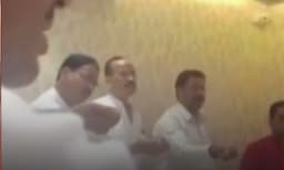 കൈക്കൂലി ‘സത്യസന്ധമായി’ പങ്കുവയ്ക്കാൻ കയ്യിൽ ഗംഗാജലമേന്തി കൗൺസിലർ മാരുടെ പ്രതിജ്ഞ!