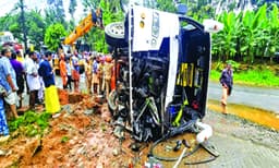 വിവാഹസംഘം സഞ്ചരിച്ച ബസ്‌ പെട്രോള്‍ പമ്പിലേക്ക്‌ ഇടിച്ചുമറിഞ്ഞു,  25 പേര്‍ക്ക്‌ പരുക്ക്‌