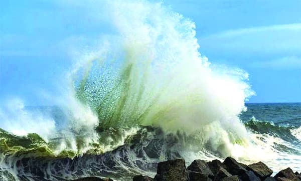 കള്ളക്കടല്‍: തുറമുഖങ്ങളില്‍ ജാഗ്രത തുടരും