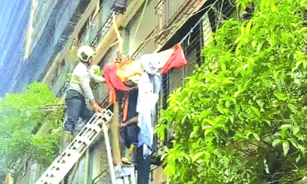 ഭര്‍ത്താവുമായി വഴക്കിട്ട്‌ 10-ാം നിലയില്‍നിന്ന്‌ ചാടിയ യുവതി മരക്കൊമ്പില്‍ കുടുങ്ങി