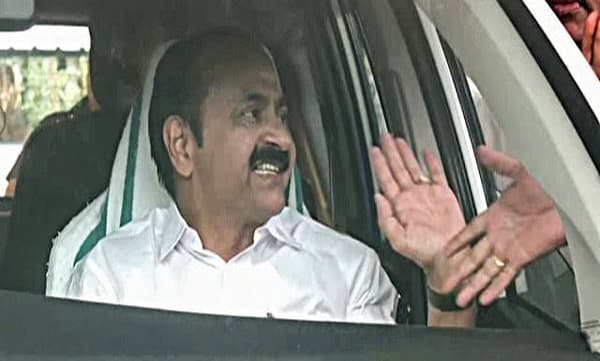 വാഹനം തടഞ്ഞ്‌ കോണ്‍ഗ്രസ്‌ നേതാക്കള്‍, കയര്‍ത്ത്‌ മുഖ്യമന്ത്രി; ഗുരു ജയന്തി പരിപാടിയില്‍ പങ്കെടുക്കാതെ വി.ഡി. സതീശന്‍