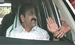 വാഹനം തടഞ്ഞ്‌ കോണ്‍ഗ്രസ്‌ നേതാക്കള്‍, കയര്‍ത്ത്‌ മുഖ്യമന്ത്രി; ഗുരു ജയന്തി പരിപാടിയില്‍ പങ്കെടുക്കാതെ വി.ഡി. സതീശന്‍
