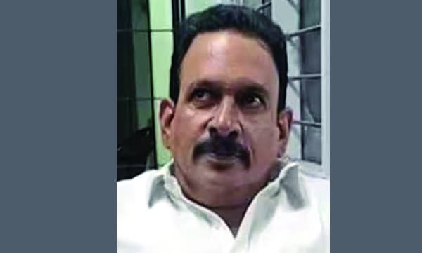 മുഖ്യമന്ത്രിയെ തടഞ്ഞ ഡി.സി.സി. അംഗത്തെ കോണ്‍ഗ്രസ്‌ പുറത്താക്കി
