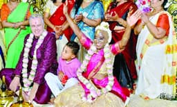 നാട്‌ കാണാനെത്തിയ വിദേശ ദമ്പതികള്‍ക്ക്‌ മഹാകവിയുടെ വീട്ടില്‍ വീണ്ടും മിന്നുകെട്ട്‌, ചടങ്ങില്‍ പങ്കെടുത്ത് രണ്ടു പെണ്‍മക്കളും കൊച്ചുമകനും !