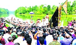 തിരുവാറന്മുള ദര്‍ശനത്തിനായി 
ചെന്നിത്തല പള്ളിയോടം യാത്രതിരിച്ചു