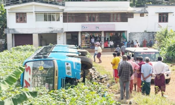 സ്വകാര്യബസ്‌ മറിഞ്ഞ്‌ അപകടം; ഡ്രൈവര്‍ക്ക്‌ പരിക്ക്‌