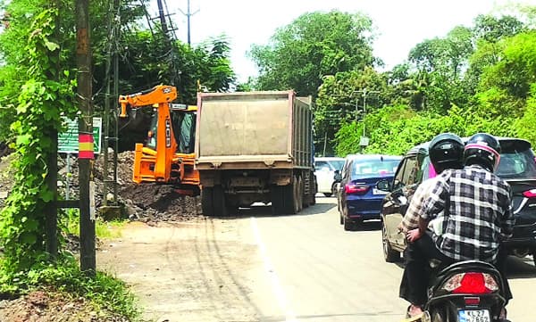 നിര്‍ദേശങ്ങള്‍ നിരവധി പക്ഷേ ; 
ആറന്മുള പാതകള്‍ തകര്‍ച്ചയില്‍