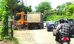 നിര്‍ദേശങ്ങള്‍ നിരവധി പക്ഷേ ; 
ആറന്മുള പാതകള്‍ തകര്‍ച്ചയില്‍
