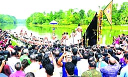 തിരുവാറന്മുള ദര്‍ശനത്തിനായി 
ചെന്നിത്തല പള്ളിയോടം യാത്രതിരിച്ചു