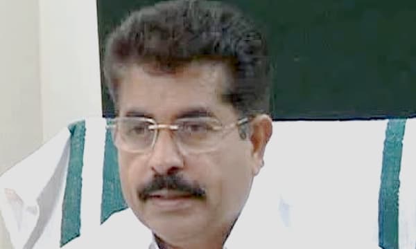 കെപിസിസി അധ്യക്ഷനാവാൻ അടൂർ പ്രകാശും? ഇരട്ടപദവിയെ എതിർക്കുന്നവരെ വിമർശിച്ച് രംഗത്ത്