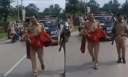 പോലീസ് വാൻ പിന്നിലുണ്ടായിട്ടും പരിക്കേറ്റ സ്ത്രീയെ കൈകളിലെടുത്ത് ഇൻസ്പെക്ടർ; ആശുപത്രിയിലേക്ക് ഓടിയെത്തുന്ന ദൃശ്യങ്ങൾ വൈറൽ
