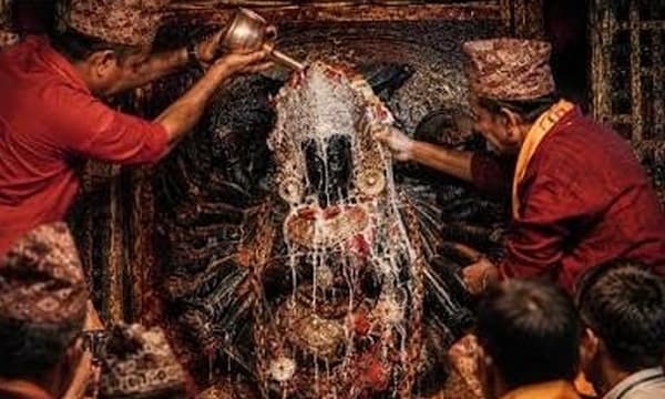 പ്രളയത്തിനു സൂചനയായി ഭഗവതി വിഗ്രഹം വിയർത്തു; നേപ്പാളിലെ മിന്നൽ പ്രളയത്തെ വിശ്വാസവുമായി ബന്ധപ്പെടുത്തി ആളുകൾ!