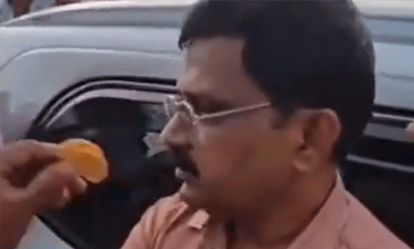 ‘ഇതൊന്ന് കഴിച്ച് നോക്കൂ’; കാലാവധി കഴിഞ്ഞ ബിസ്കറ്റ് കഴിപ്പിക്കാൻ എഫ്ഡിഎ ഉദ്യോഗസ്ഥനെ വളഞ്ഞിട്ട് നാട്ടുകാർ, വീഡിയോ വൈറൽ
