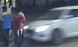 പാർക്കുചെയ്യുന്നതിനെക്കുറിച്ചുള്ള തർക്കം; മൂന്നുപേരുടെ മേൽ കാർ ഇടിച്ചുകയറ്റി; ഒരാൾ അഞ്ചടി ഉയരത്തിൽ തെറിച്ചു