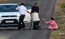 ഭൂമി വിൽപ്പനയെച്ചൊല്ലി തർക്കം; മക്കൾ റോഡിലിട്ട് പിതാവിനെ മർദ്ദിച്ചു; വീഡിയോ വൈറൽ