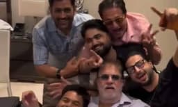 പാർട്ടിക്കിടെ എംഎസ് ധോണി ഹുക്ക വലിച്ചോ? വൈറൽ വീഡിയോ സമൂഹമാധ്യമങ്ങളിൽ ചർച്ചയാകുന്നു