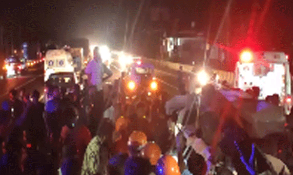 ഇടിയില്‍ കാര്‍ ലോറിക്കടിയിലേക്ക് കയറിപ്പോയി ; എട്ടുപേരെയും പുറത്തെടുത്തത് കാര്‍ വെട്ടിപ്പൊളിച്ച് ; കുട്ടികള്‍ കേരളത്തിലേക്ക് വന്നത് അവധിയാഘോഷിക്കാന്‍
