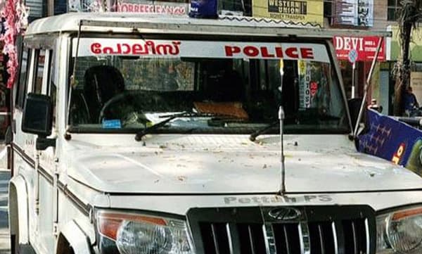 പോലീസ്‌ വാഹനം ഇടിച്ചയാളെ ആശുപത്രിയില്‍ എത്തിച്ചില്ല; പുതുക്കാട്‌ സ്‌റ്റേഷനില്‍ കൂട്ട സസ്‌പെന്‍ഷന്‍