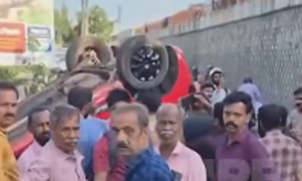 ദേശീയപാതയില്‍ അപകടം ; മേല്‍പ്പാലത്തില്‍ നിന്നും 15 അടി താഴേയ്ക്ക് കാര്‍ മറിഞ്ഞു ; അഞ്ചുപേര്‍ക്ക് പരിക്ക് 