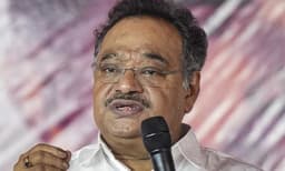 ദുർഗ്ഗാ  പൂജയ്ക്ക് മാംസാഹാരം വേണ്ടെന്ന് പൂജാരി: അഷ്ടമിക്ക് ലുചിയും, നവമിക്ക് മട്ടനും കഴിക്കുമെന്ന് ബിജെപി