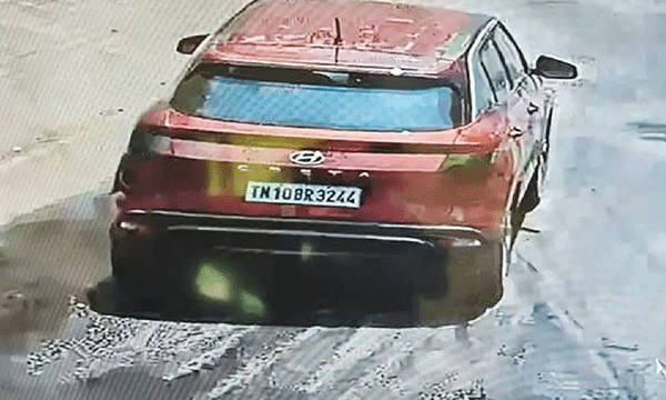 പരിചയക്കാരനായി വീട്ടിലെത്തി ; വീട്ടുകാരിയെ നിസ്‌ക്കരിക്കാന്‍ പറഞ്ഞുവിട്ടു ; പട്ടാപ്പകല്‍ കള്ളന്‍ നാലുപവനും രണ്ടരലക്ഷവും മോഷ്ടിച്ചു