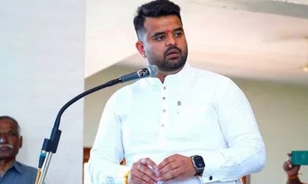 ബലാത്സംഗ കേസിൽ തടവിൽ കഴിയുന്ന മുൻ എംപി പ്രജ്വൽ രേവണ്ണയ്ക്ക് ജയിലിൽ ഫോൺ; ഫോണിൽ അശ്ലീല വീഡിയോകൾ!
