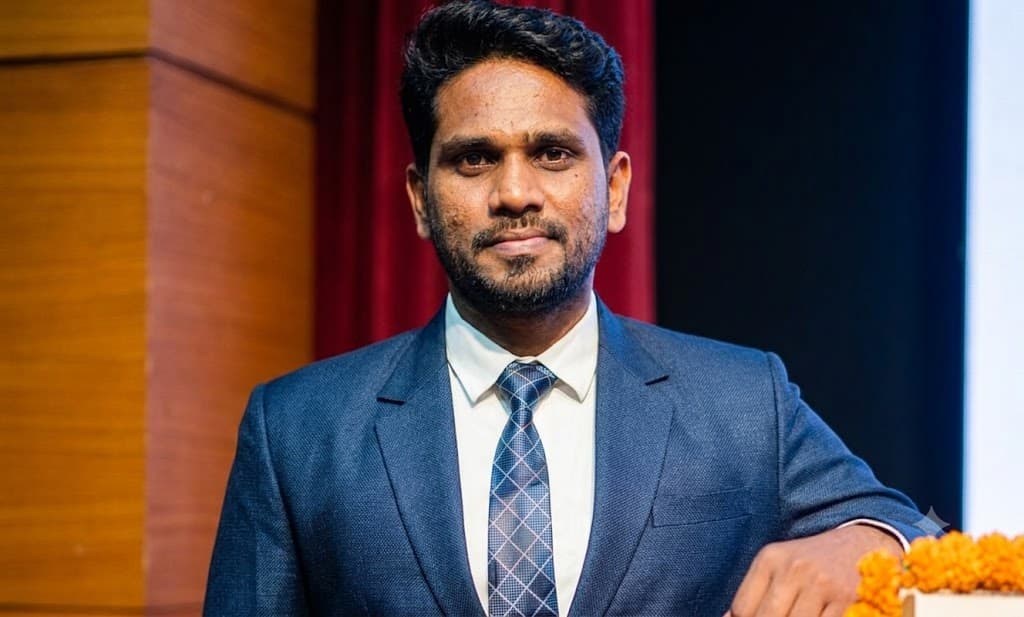 ഈ സിവിൽ സർവ്വീസ് വിജയം വെറുമൊരു വിജയഗാഥയല്ല, മുംബൈ ചേരിയുടെ ഇതിഹാസ താരം മുഹമ്മദ് സിമാബ് ഖാൻ  കേരളത്തിലേക്ക് !