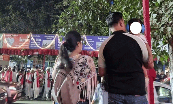 കൊട്ടിക്കലാശത്തിനിടെ കുഞ്ഞിന്റെ ചെവിയിൽ ഹെഡ്‌ഫോൺ; പൂനെയിലെ മാതാപിതാക്കളുടെ കരുതൽ വൈറൽ
