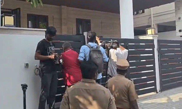  100 കോടി തട്ടിയെന്ന് കേസ് ; തമിഴ്‌നാട് മുന്‍ വിദ്യാഭ്യാസമന്ത്രിയുടെ വീട്ടില്‍ റെയ്ഡ് ; പ്രതിഷേധവുമായി ഡിഎംകെ പ്രവര്‍ത്തകര്‍