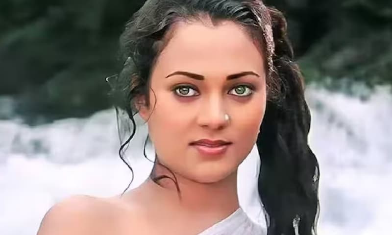 ദാവൂദ് ഇബ്രാഹിം ക്ഷണിച്ചിരുന്നില്ല; ദാവൂദുമൊത്തുള്ള വിവാദ ചിത്രത്തെക്കുറിച്ച് മന്ദാകിനി