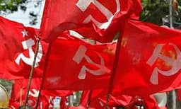 നിയമോപദേശത്തില്‍ രമേശിനും കുഞ്ഞാലിക്കുട്ടിക്കും എതിരേ കേസെടുക്കുന്നില്ലേയെന്ന് ഇടതുപക്ഷം ; കേസ് സംഘപരിവാറിനെയും ബിജെപിയെയും തൃപ്തിപ്പെടുത്താനെന്ന് ആക്ഷേപം