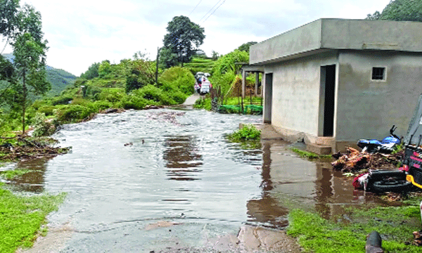 മലവെള്ളപ്പാച്ചിലില്‍ കൊട്ടക്കമ്പൂരില്‍ റോഡ് തകര്‍ന്നു ; 40 കുടുംബങ്ങള്‍ വരുന്ന ഗ്രാമം ഒറ്റപ്പെട്ടു ; റിസോര്‍ട്ടിലേക്ക് വന്നവരും കുടുങ്ങി