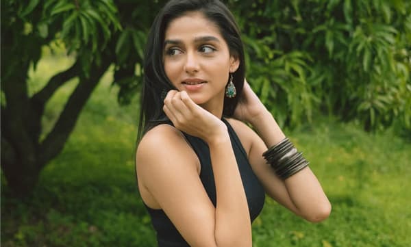തെലുങ്കും ഇംഗ്ലീഷും മിക്‌സ് ചെയ്ത് മാധ്യമപ്രവര്‍ത്തകന്റെ ചോദ്യം; ചിരി നിയന്ത്രിക്കാനാവാ​തെ അനശ്വര; വീഡിയോ
