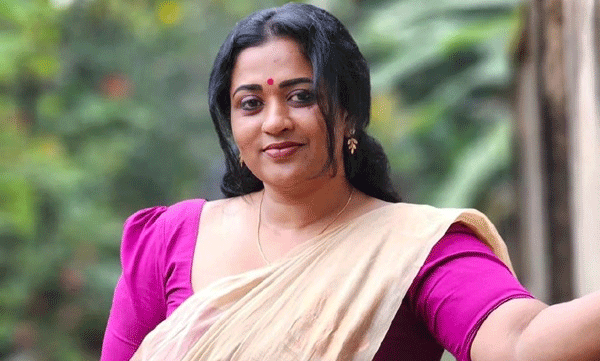  ' സൈബര്‍ സെല്ല് എന്ന് കേള്‍ക്കുമ്പോള്‍ ഇപ്പോള്‍ ചിരി വരും, ഞാന്‍ ചാവുമ്പോഴേക്കും വിധിയാകുമായിരിക്കും' ; മഞ്ജു പത്രോസ് 

