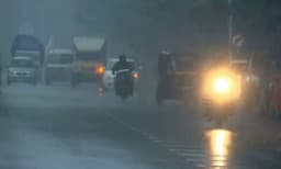 കനത്ത മഴ ; കോഴിക്കോട് ജില്ലയിൽ രാത്രിയാത്രയ്ക്ക് നിയന്ത്രണം, അത്യാവശ്യമല്ലാത്ത എല്ലാ യാത്രകളും ഒഴിവാക്കണമെന്ന് ജില്ലാകളക്ടറുടെ നിർദേശം