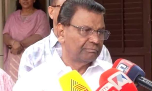 വിമാന കമ്പനിയുടെ ഉടമ അപരിചിതനല്ല; മുഖ്യമന്ത്രിയുടെ വിമാനയാത്രാ വിവാദത്തിൽ തിരുവഞ്ചൂരിന്റെ കടങ്കഥ