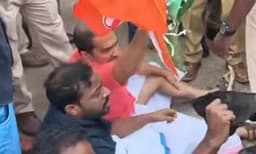 അമിത് ഷായ്ക്ക് നേരെ കൊല്ലത്ത് യൂത്ത് കോൺഗ്രസ് പ്രവർത്തകർ കരിങ്കൊടി കാട്ടി; പ്രതിഷേധിച്ചവരെ അറസ്റ്റുചെയ്തു